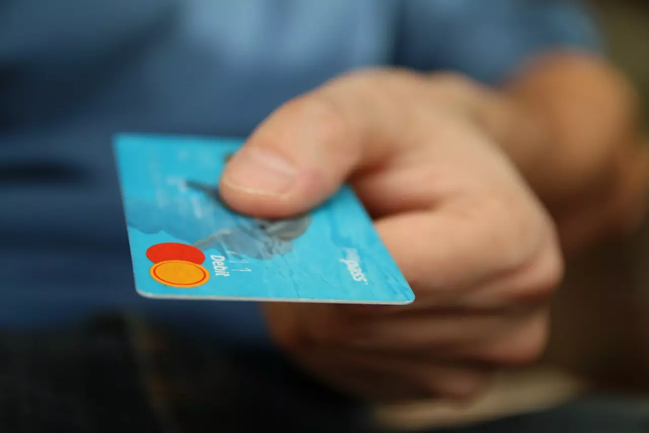 A hand showing a credit card