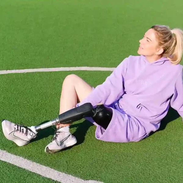 A woman with leg prosthesis on a sports court