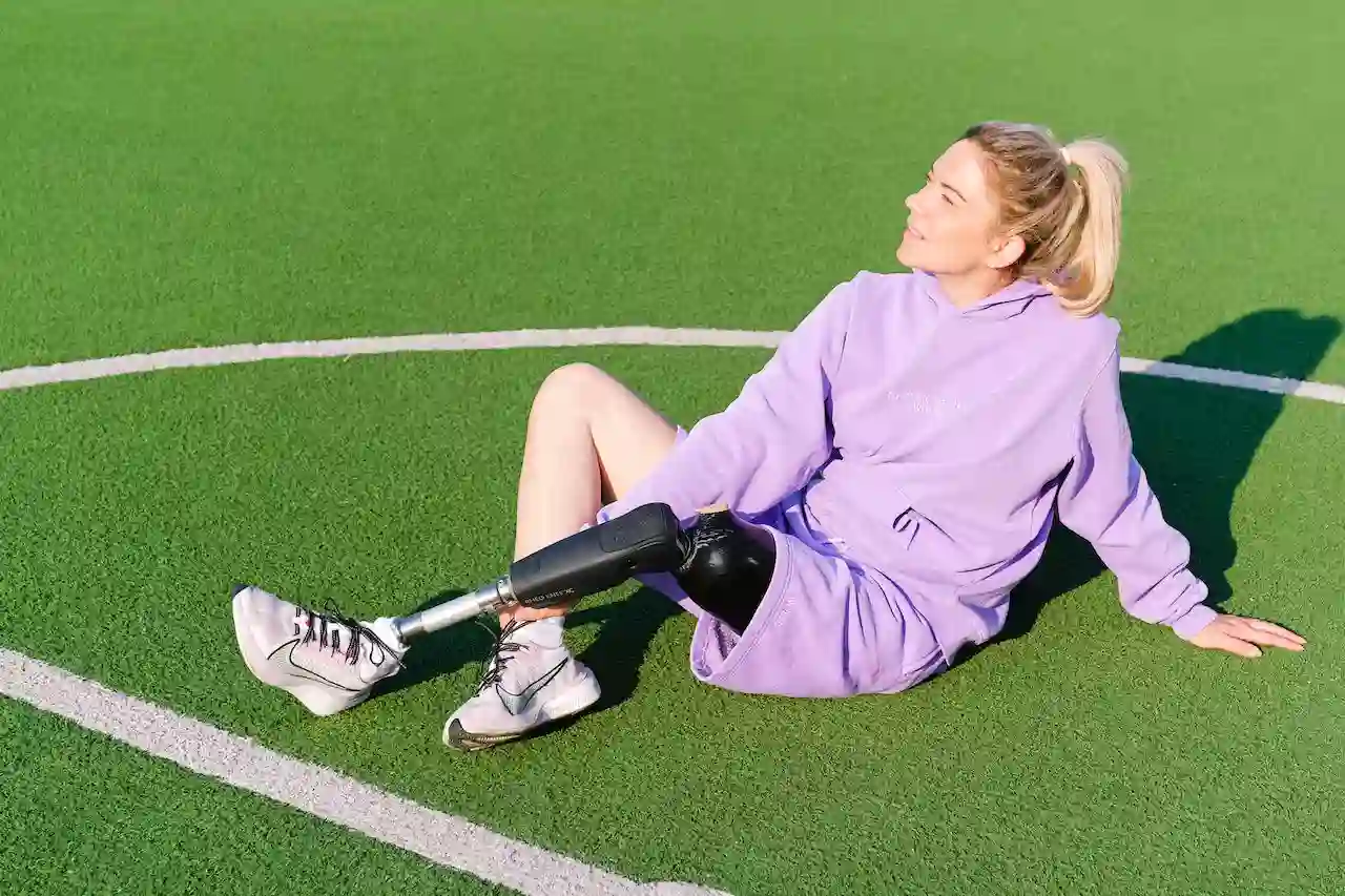 A woman with leg prosthesis on a sports court